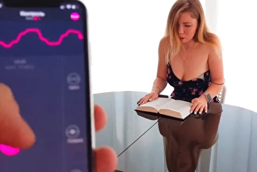 Kisankanna читает книгу и кончает от вибратора в киске